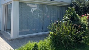 Un bâtiment moderne doté de grandes fenêtres en verre et d’un toit plat.