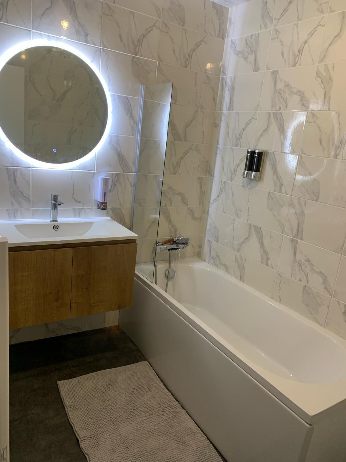 Secadora de cabello, toallas, jabón, shampoo 