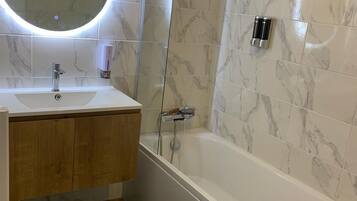 Een haardroger, handdoeken, zeep, shampoo