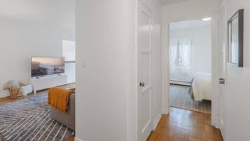 1 habitación, tabla de planchar con plancha y cuna de viaje