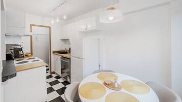 Køleskab, mikrobølgeovn, ovn, kogeplade