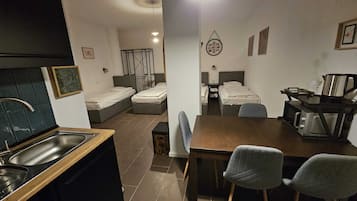 Studiolejlighed - flere senge - køkken | Skrivebord, arbejdsområde til bærbare computere, gratis Wi-Fi, sengetøj
