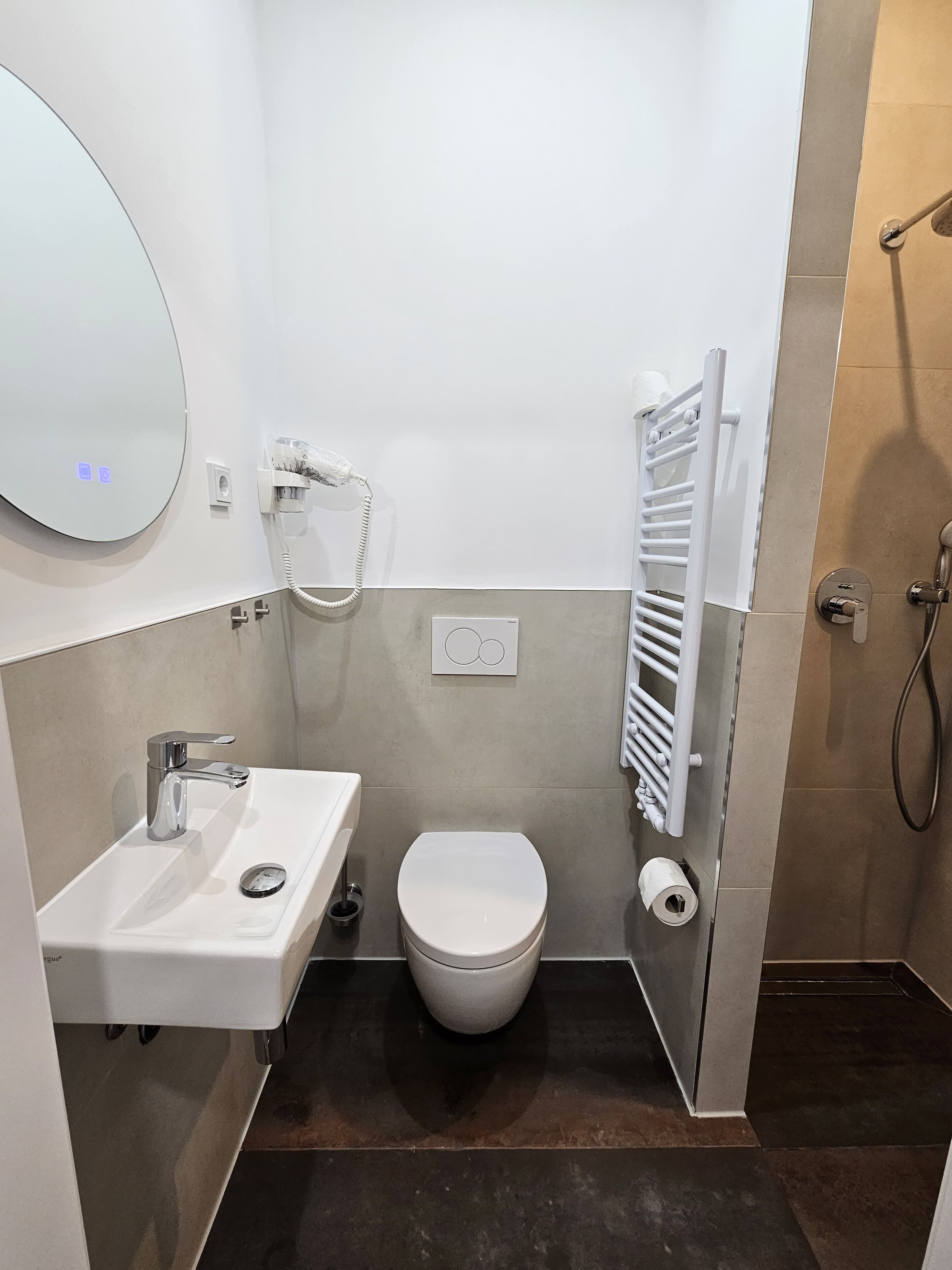 Studio, 3 Twin Beds, Kitchen | Bathroom | Shower, hair dryer, towels, toilet paper