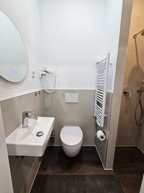 Studio, 3 lits une place, cuisine | Salle de bain | Douche, sèche-cheveux, serviettes fournies, papier toilette