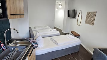 開放式客房, 3 張單人床, 廚房 | 1 間臥室、書桌、筆電工作空間、免費無線上網