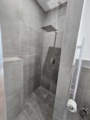 Studio, 2 lits une place, cuisine | Salle de bain | Douche, sèche-cheveux, serviettes fournies, papier toilette