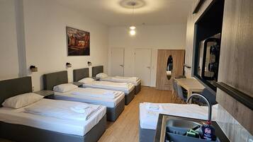 Studio, Mehrere Betten, Küche | 1 Schlafzimmer, Schreibtisch, laptopgeeigneter Arbeitsplatz
