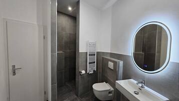 Studio, 2 Twin Beds, Kitchen | Bathroom | Shower, hair dryer, towels, toilet paper