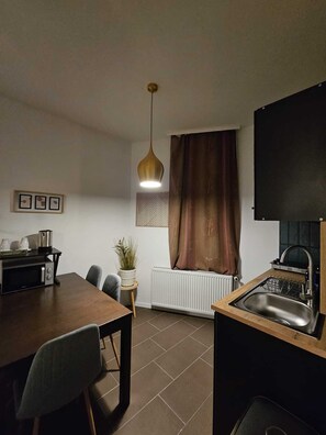 Estudio, varias camas, cocina | Servicio a la habitación