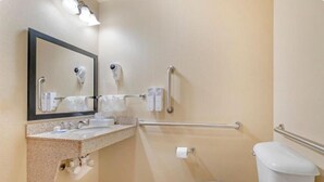 Habitación Deluxe, 1 cama de matrimonio grande, no fumadores (Roll-In Shower) | Baño | Ducha y bañera combinadas, secador de pelo, toallas y jabón