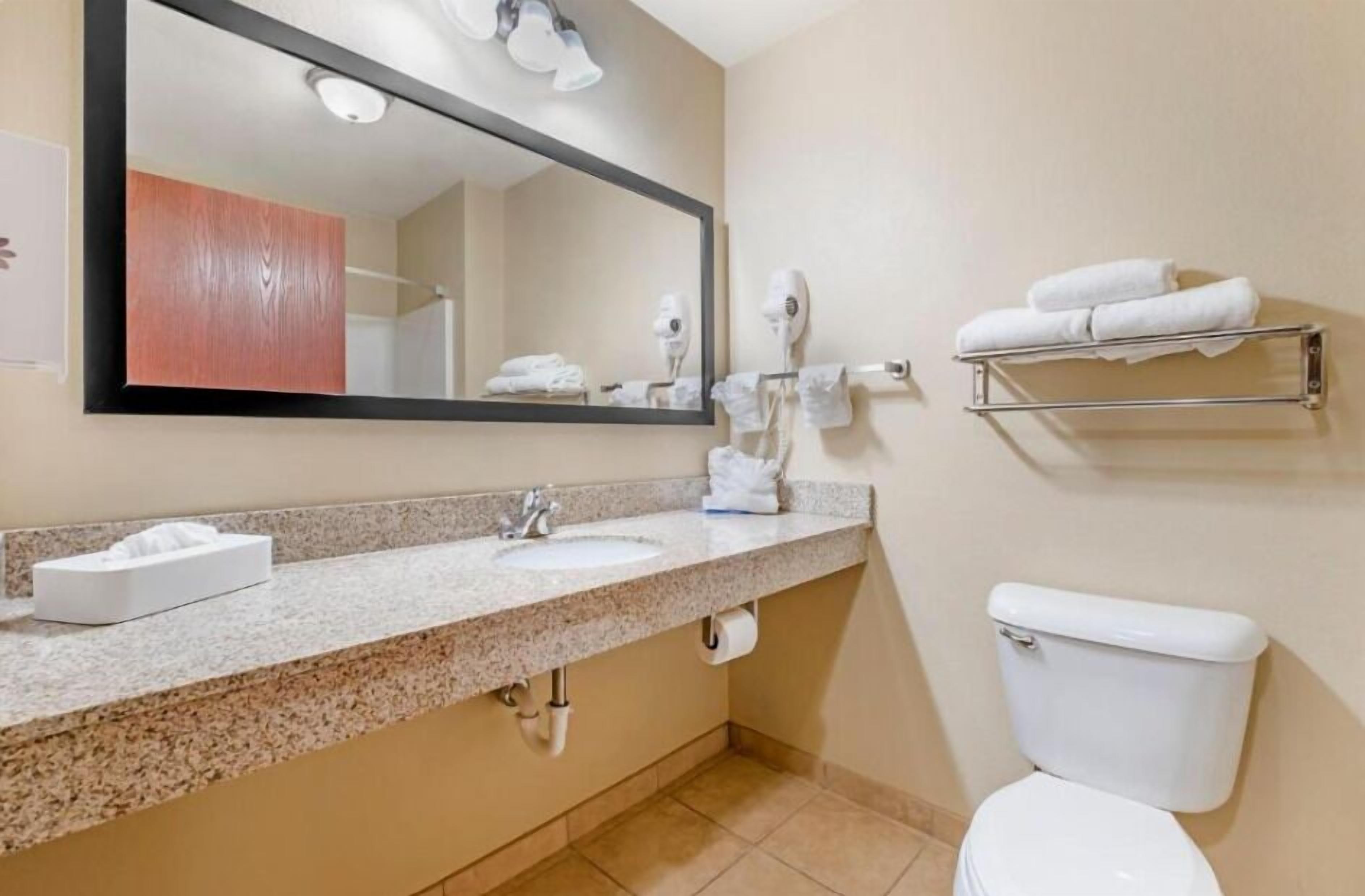 Habitació Deluxe, 2 llits de matrimoni, accessible, no fumadors | Bany | Combinació de dutxa i banyera, assecador de cabells, tovalloles i sabó 