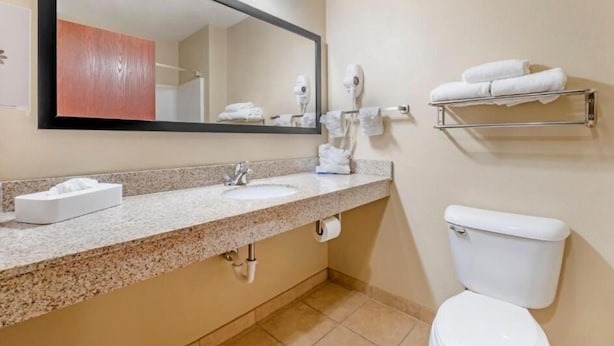 Habitación Deluxe, 2 camas de matrimonio, accesible para personas con discapacidad, no fumadores | Baño | Ducha y bañera combinadas, secador de pelo, toallas y jabón