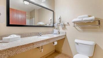 Habitació Deluxe, 2 llits de matrimoni, accessible, no fumadors | Bany | Combinació de dutxa i banyera, assecador de cabells, tovalloles i sabó