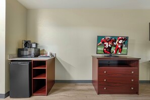 Desk, laptop workspace, blackout drapes, iron/ironing board - Red Roof Inn Charlestown (Charlestown)