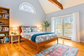 4 室のベッドルーム、デスク、アイロン / アイロン台、旅行用ベビーベッド