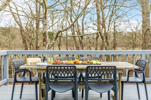 Secluded home w/ Trail to Beach & Sleeps 7