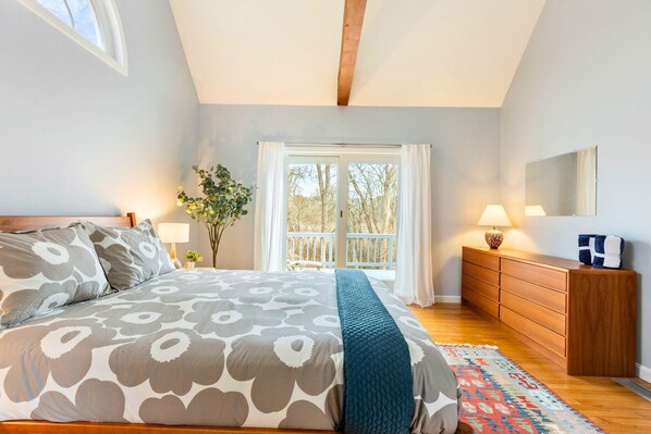 4 bedrooms, desk, iron/ironing board, travel cot