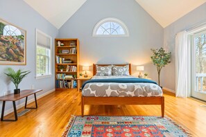 4 bedrooms, desk, iron/ironing board, travel cot