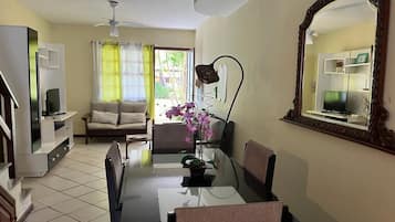House, Garden View | In-room dining