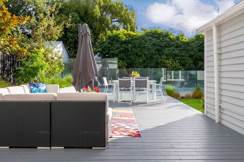 Grand 5 Bedroom Villa in Fendalton Heated Pool