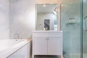 Hair dryer, towels, soap, shampoo - Grand 5 Bedroom Villa in Fendalton Heated Pool (Christchurch)