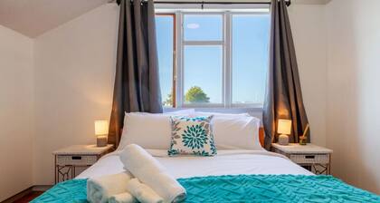 A comfy family stay near Hornby Mall Sleeps 8