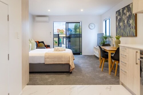 Modern Studio Retreat • Prime City Fringe Location