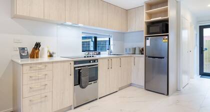 Modern Studio Retreat âą Prime City Fringe Location