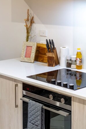 冷蔵庫、電子レンジ、オーブン、コンロ