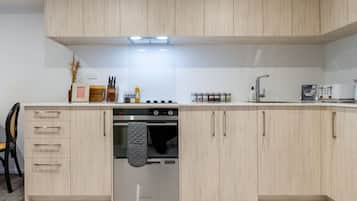 Kylskåp, mikrovågsugn, ugn och spishäll