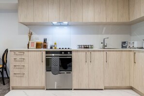 冷蔵庫、電子レンジ、オーブン、コンロ