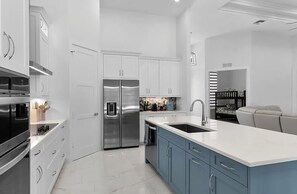 Køleskab, mikrobølgeovn, ovn, kogeplade