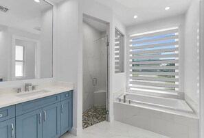 Shower, eco-friendly toiletries, hair dryer, towels - New Luxury 5BR Retreat • 3 King Suites • Pool + Hot Tub • Games🏝 (Marco Island)