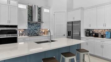 Frigorífic, microones, forn i placa de cuina