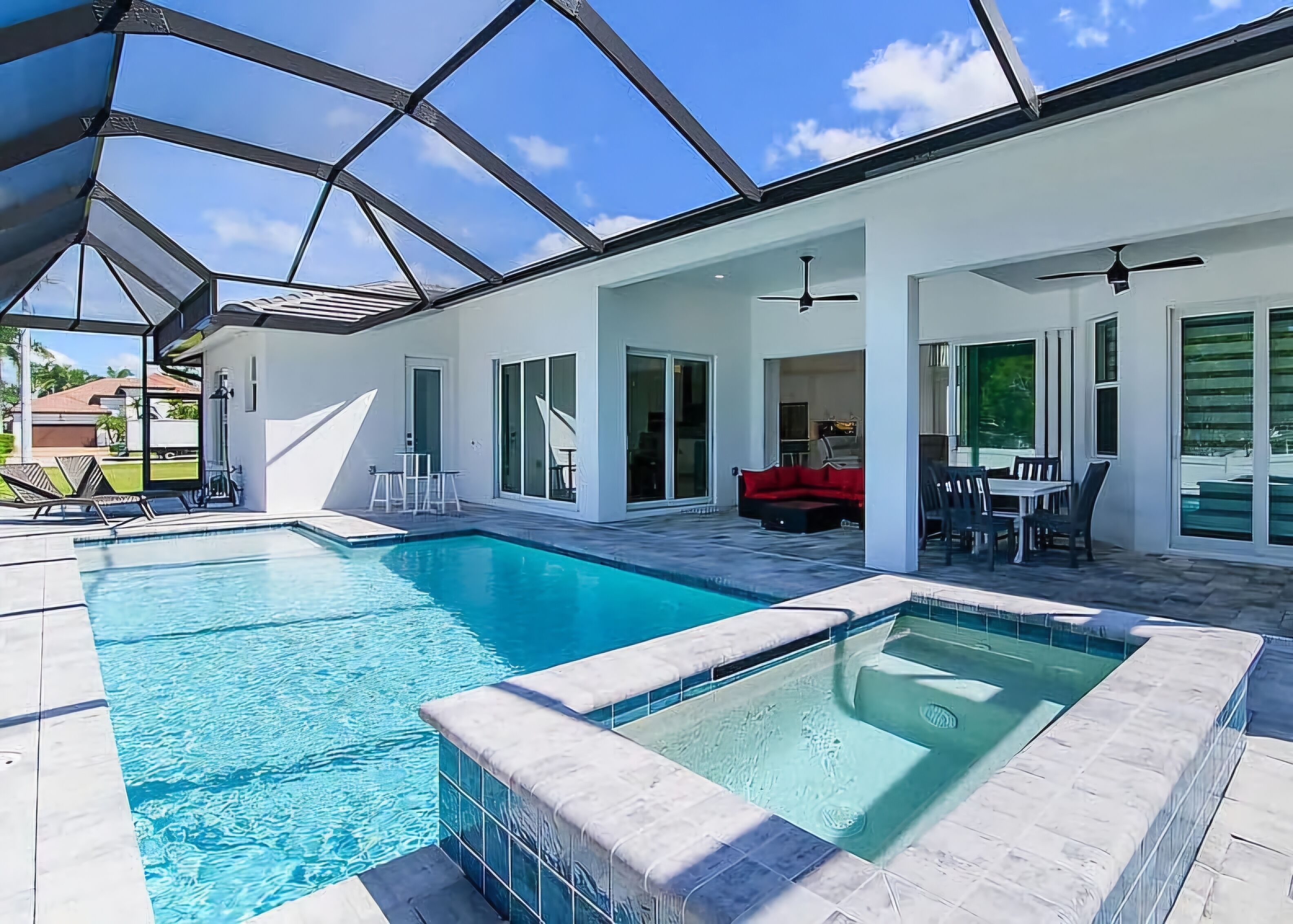 Utendørsbasseng og et oppvarmet basseng