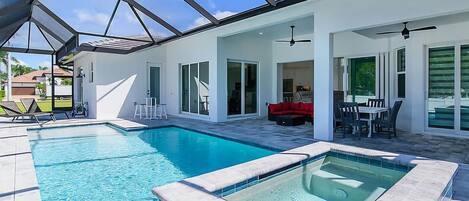 Alberca al aire libre y alberca climatizada