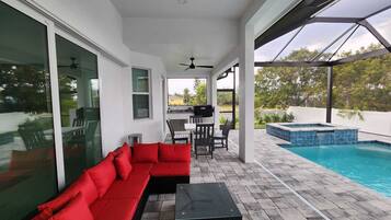 Alberca al aire libre y alberca climatizada