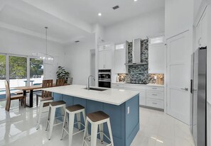 Køleskab, mikrobølgeovn, ovn, kogeplade