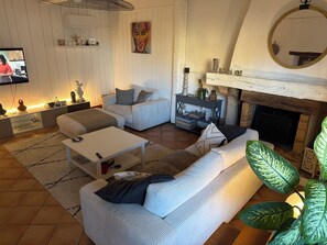 Smart-tv, een muziekbibliotheek, een stereo en een printer