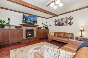 Living area - The Fireside Retreat 6 BD, Sauna, Home Theater (Greeley)