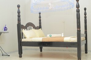 4 bedrooms, iron/ironing board, free WiFi, bed sheets