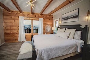 4 bedrooms, desk, travel crib, WiFi