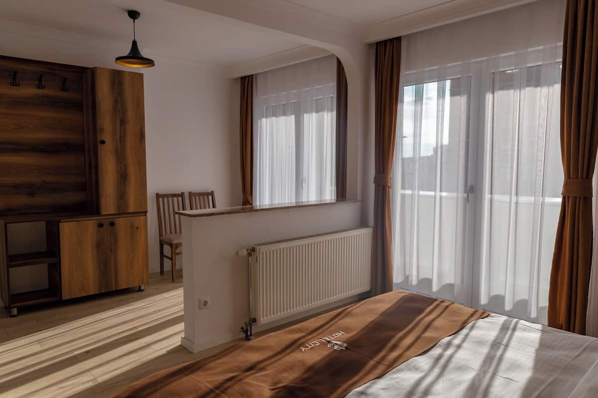 Deluxe-Doppelzimmer | Schreibtisch, laptopgeeigneter Arbeitsplatz, Verdunkelungsvorhänge
