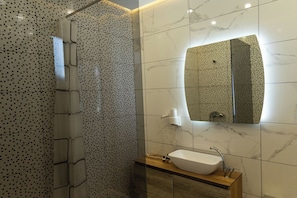 Douche, sèche-cheveux, peignoirs, chaussons