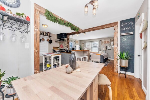 Dining - Spacious 4-bedroom house with AC, WiFi in enjoyable Beltsville (Beltsville)