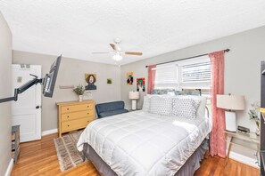 4 bedrooms, iron/ironing board, WiFi, bed sheets