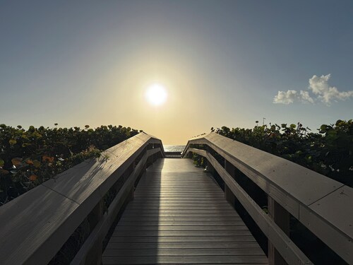 Top-Floor Partial Gulf View!  Steps from the Beach!  Little Tropical Paradise!