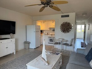 Smart TV - Top-Floor Partial Gulf View!  Steps from the Beach!  Little Tropical Paradise! (Marco Island)