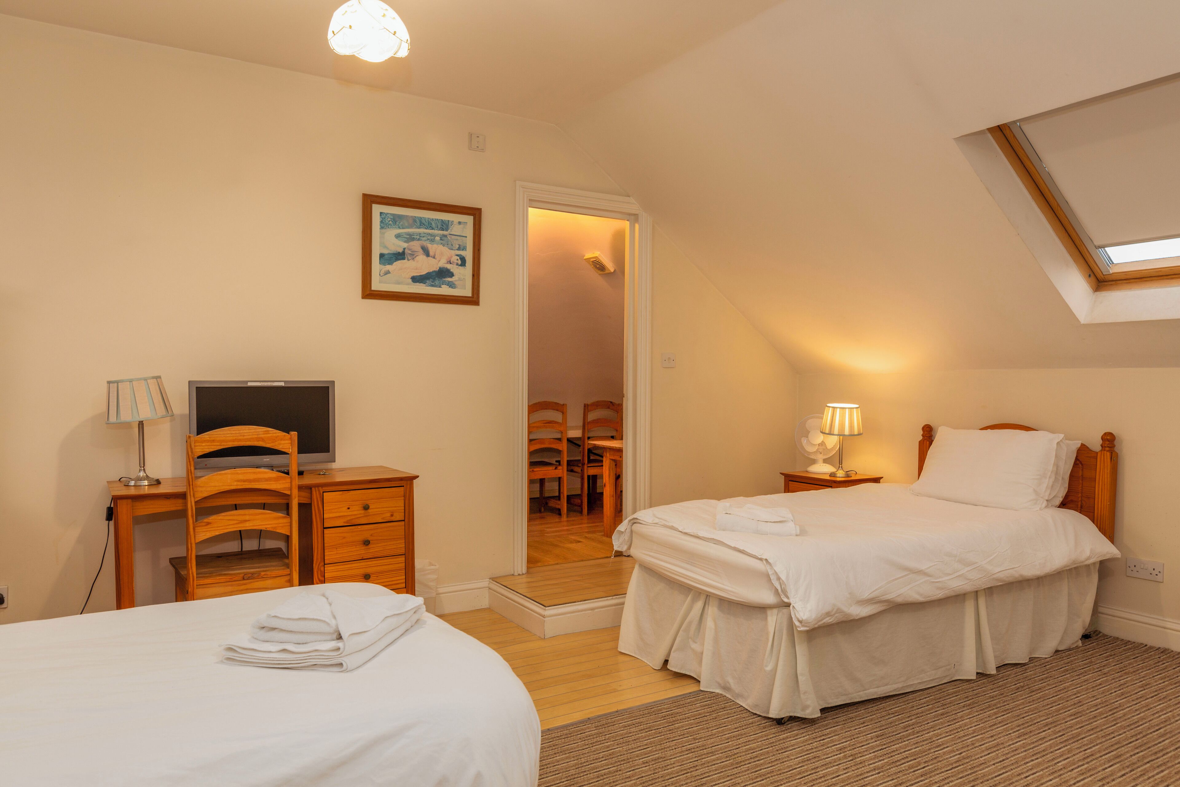 Bureau, fer et planche à repasser, Wi-Fi gratuit, draps fournis