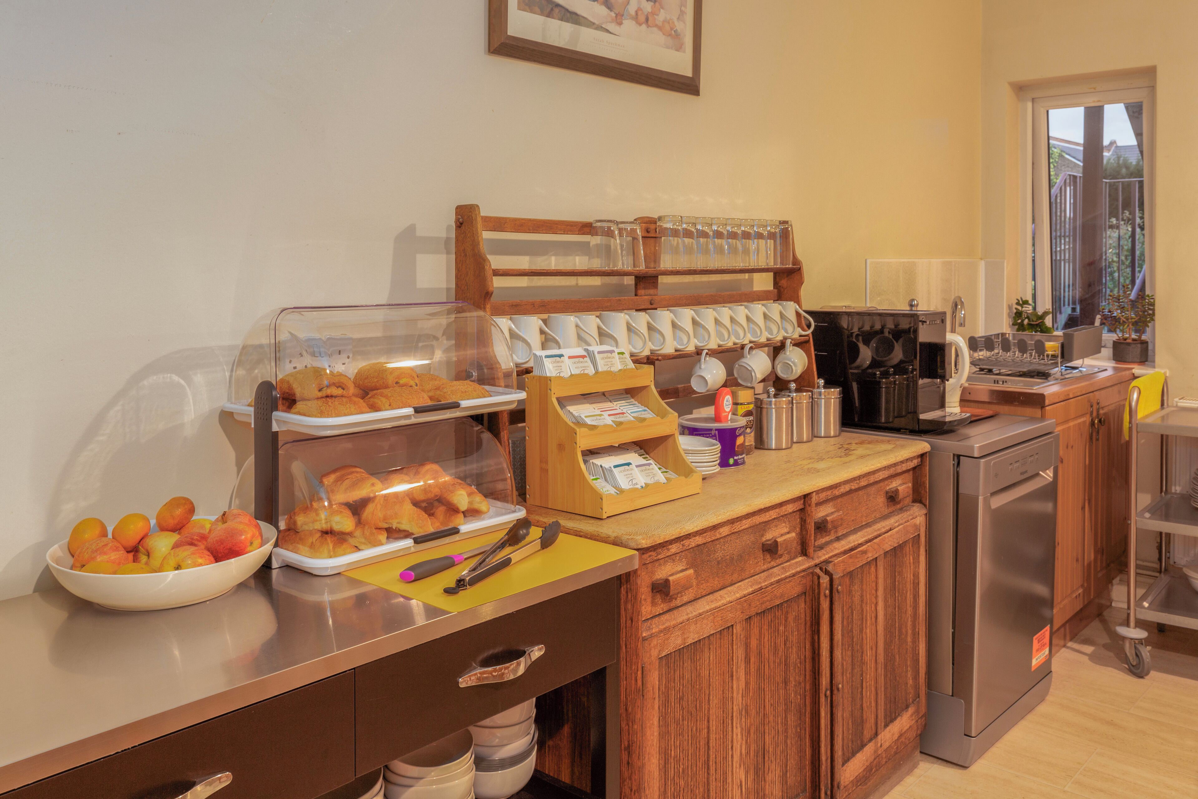 Petit déjeuner continental (5 GBP par personne)